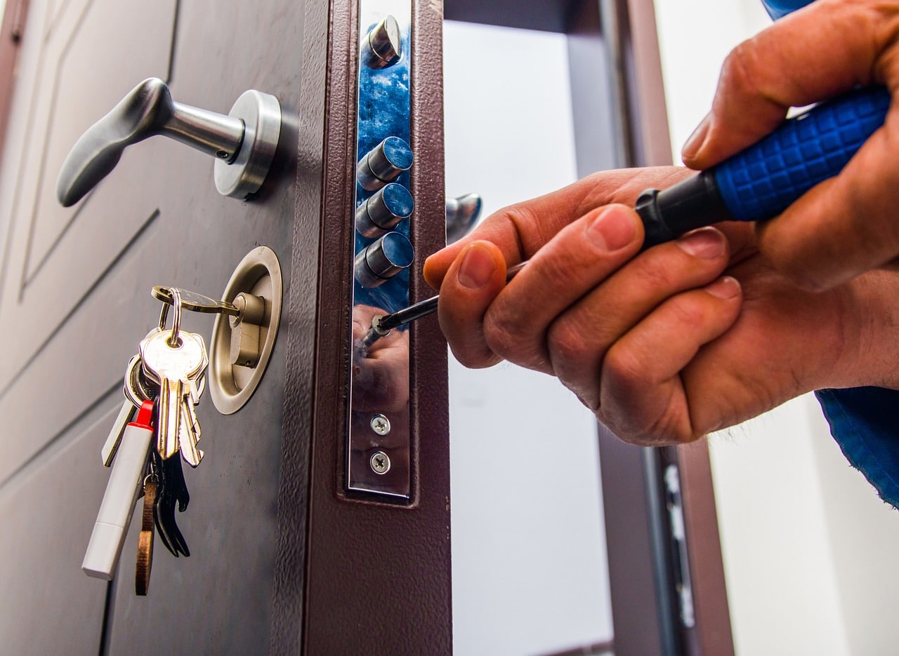how do locksmiths open doors
